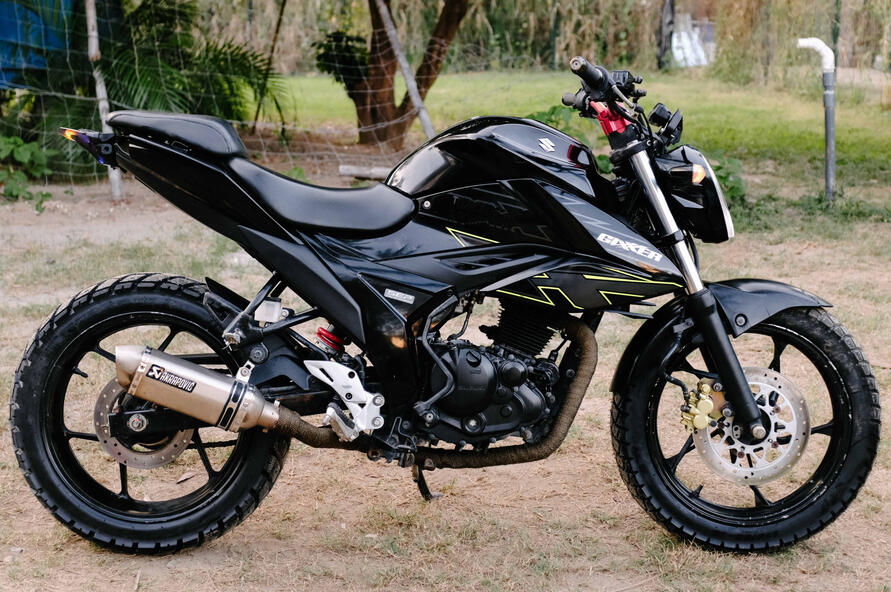 Blue Suzuki 125cc Brat / Bob